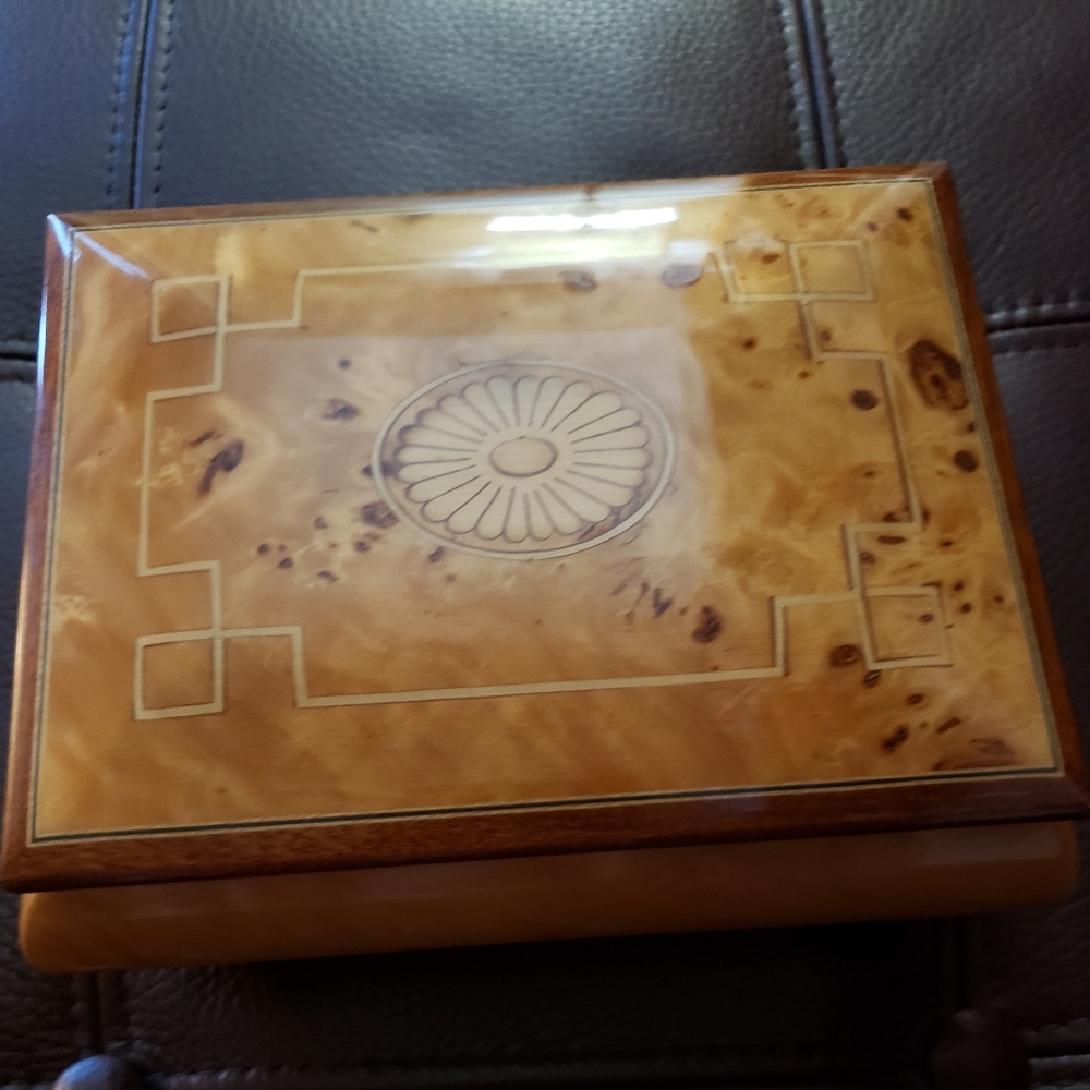 Sorrento music/jewelry box